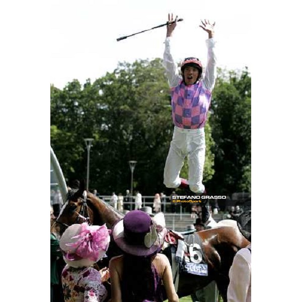 Frankie Dettori jumps from Sander Camillo after winning the Albany Stakes Ascot, 4th day, 23rd june 2006 ph. Stefano Grasso