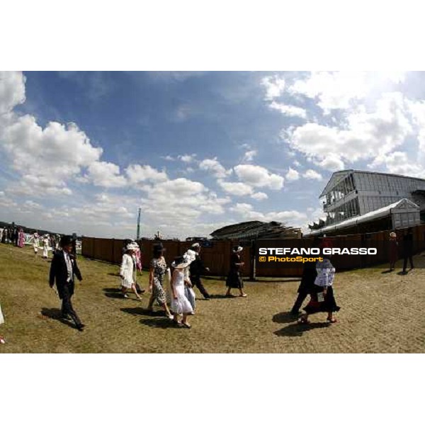 racegoers arrive at Ascot Royal Ascot, 4th day 23rd june 2006 ph. Stefano Grasso