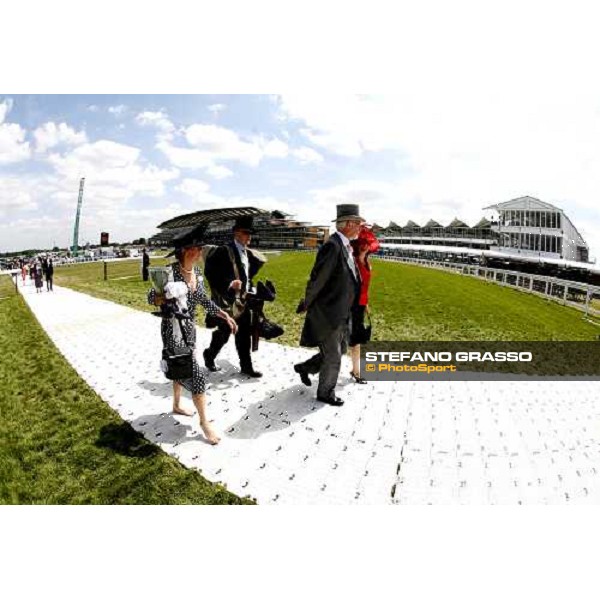 racegoers arrive at Ascot Royal Ascot, 4th day 23rd june 2006 ph. Stefano Grasso