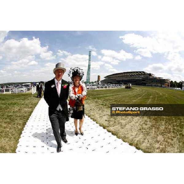 racegoers arrive at Ascot on the fourh day Royal Ascot, 4th day 23rd june 2006 ph. Stefano Grasso