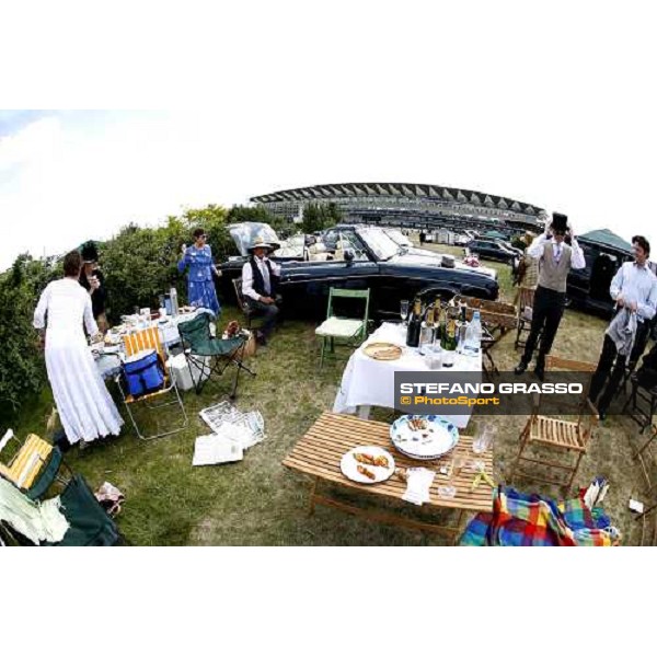 pic nic in front of the new granstand of Ascot Royal Ascot, 4th day 23rd june 2006 ph. Stefano Grasso