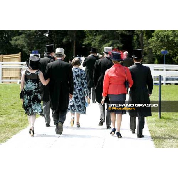 racegoers arrive at Ascot Royal Ascot, 4th day 23rd june 2006 ph. Stefano Grasso