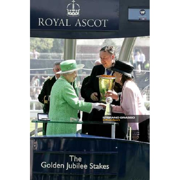 The Queen gives the trophy of The Golden Jubilee Stakes to Mrs. and Mr. McKay owners of Les Arcs Royal Ascot, 5th day 24 june 2006 ph. Stefano Grasso