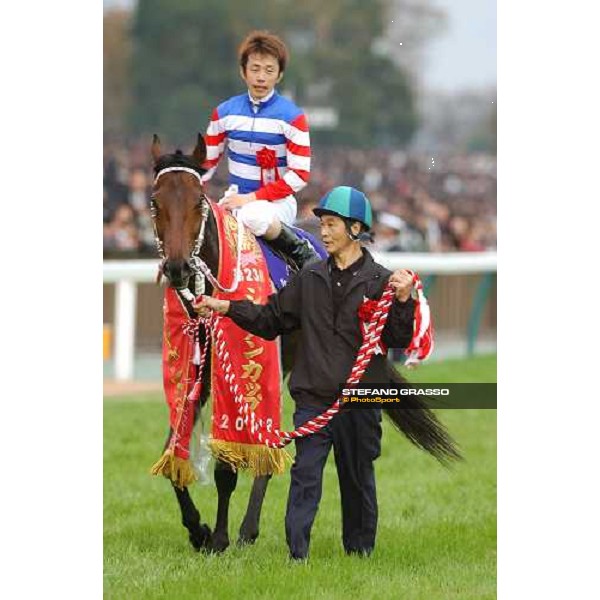 \'Tetsuzo Sato on Tap Dance City parading after easy winning of Japan Cup 2003 Tokyo nov. 30 2003-ph.JCBriens\' 