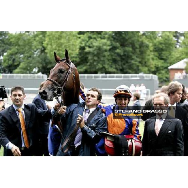 the Hurricane Run\'s connection during giving prize of The King George Vi and Queen Elisabeth Diamond Stakes Ascot, 28th july 2006 ph. Stefano Grasso