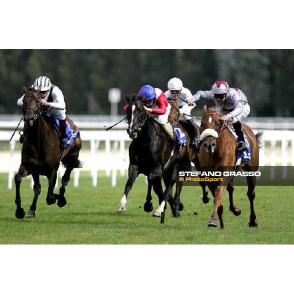 Thierry Thulliez on Satwa Queen (1st from right) wins the Darley Prix Jean Romanet beating Sweet Stream (7) and Red Bloom (2) Deauville, 20th august 2006 ph. Stefano Grasso