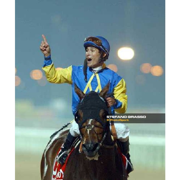 Alex Solis exulting onf Pleasantly Perfect Dubai World Cup 2004 Nad El Sheba, 27th march 2004 ph. Stefano Grasso