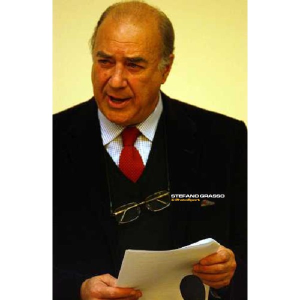 il dott. Piero Studiati Berni, Presidente Soc. Alfea apre il Convegno \'Sulle piste d\'Europa\' Pisa, Centro Studi Le Benedettine 3rd march 2004