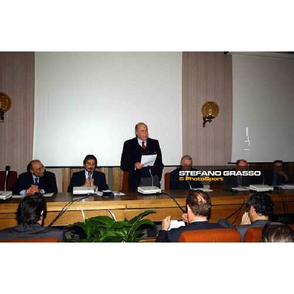 il dott. Piero Studiati Berni, Presidente Soc. Alfea, apre il Convegno \'Sulle piste d\'Europa\' Pisa, Centro Studi Le Benedettine 3rd march 2004