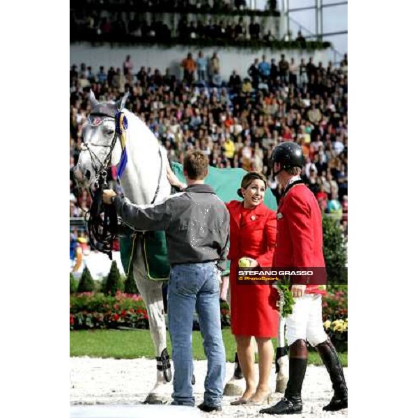 Fei Rolex World Champion - the podium Princess Haya of Jordan with an apple and a carot for Cavalor Cumano, best horse. Jos Lansink smiling Aachen, 3rd september 2006 ph. Stefano Grasso