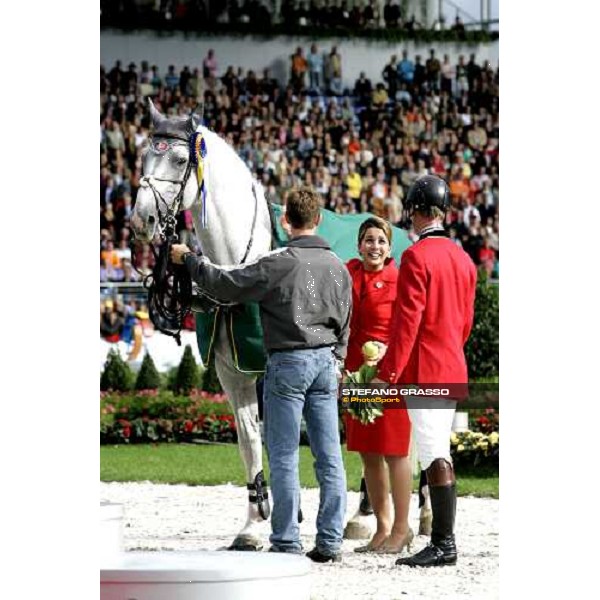 Fei Rolex World Champion - the podium Princess Haya of Jordan with an apple and a carot for Cavalor Cumano, best horse. Aachen, 3rd september 2006 ph. Stefano Grasso