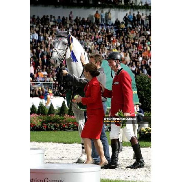 Fei Rolex World Champion - the podium Princess Haya of Jordan with an apple and a carot for Cavalor Cumano, best horse. Jos Lansink smiling Aachen, 3rd september 2006 ph. Stefano Grasso