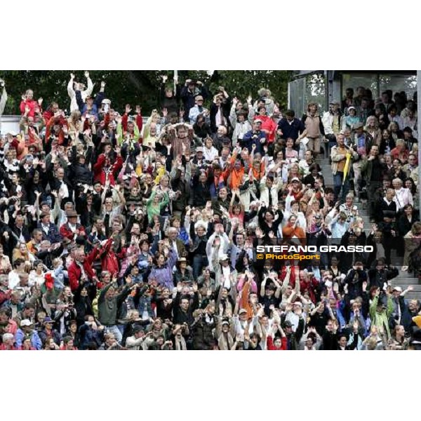Fei Rolex World Champion - public at Aachen stadium makes the hola Aachen, 3rd september 2006 ph. Stefano Grasso