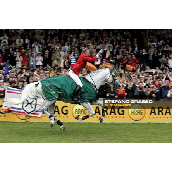 Fei Rolex World Champion Jos Lansink on Cavalor Cumano parades in triumph after winning the gold medal Aachen, 3rd september 2006 ph. Stefano Grasso