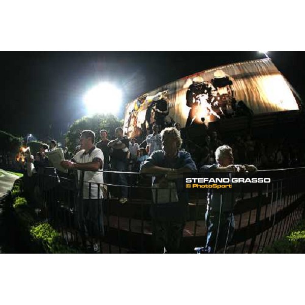 Roma - Capannelle racetrack - unveiling of the new lightning system- racegoers look teh horses in the parade ring Rome, 9th sept. 2006 ph. Stefano Grasso