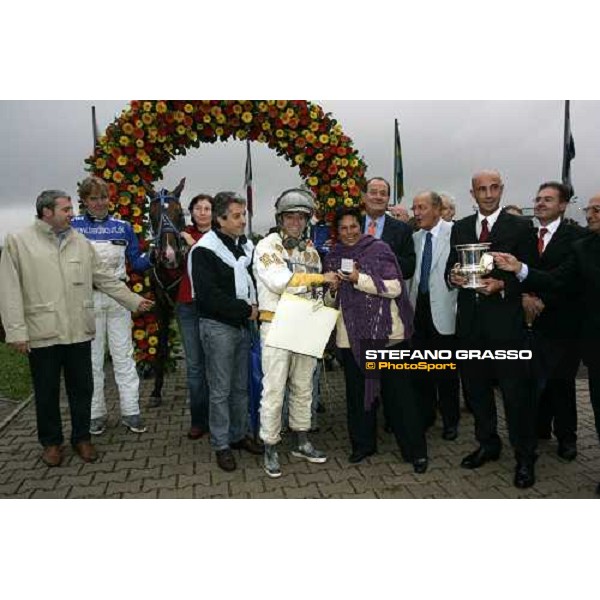 giving prize of Gran Premio Continentale - II Trofeo Gioco del Lotto the winning connection of Felix del Nord Bologna, 17th september 2006 ph. Stefano Grasso