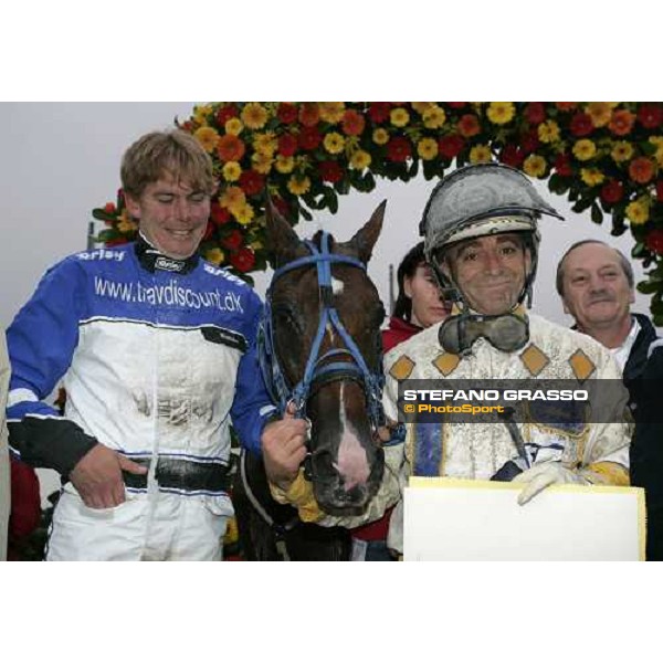 giving prize of Gran Premio Continentale - II Trofeo Gioco del Lotto Roberto Andreghetti, Erik Bondo, Felix del Nord and the owner Mr. Pizzaballa. Bologna, 17th september 2006 ph. Stefano Grasso