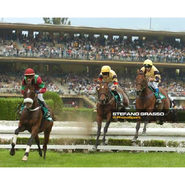 MERANO, 24 Septembre 2006. Gran Premio . Le Mur (6ème obstacle). L\'As de Pembo est en tête et va tomber au suivant. Il devance \'Masini\' et \'Kolorado\'. ph. Jean Charles Briens