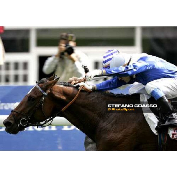 Stephane Pasquier on Vendangeur wins the Prix Chaudenay Casino Barriere de Menton beating Olivier Peslier on Ponte Tresa Paris Longchamp, 30th sept. 2006 ph. Stefano Grasso