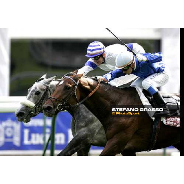 Stephane Pasquier on Vendangeur wins the Prix Chaudenay Casino Barriere de Menton beating Olivier Peslier on Ponte Tresa Paris Longchamp, 30th sept. 2006 ph. Stefano Grasso