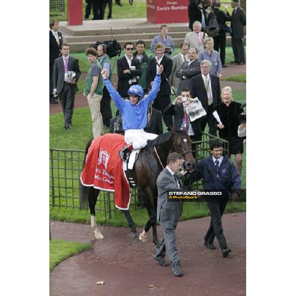 Frankie Dettori jumps from Caradak after winning Prix de La Foret Casino Barriere de Biarritz beating Linngari and Welsh Emperor Paris Longchamp, 30th sept. 2006 ph. Stefano Grasso