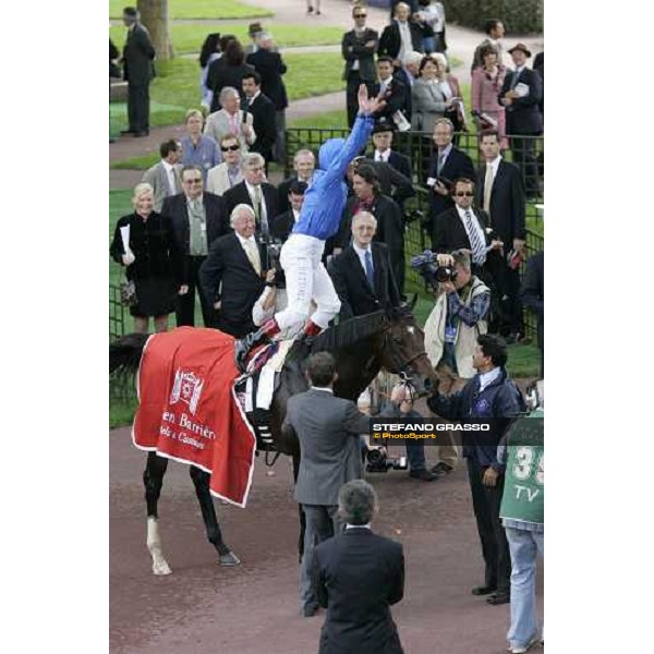 Frankie Dettori jumps from Caradak after winning Prix de La Foret Casino Barriere de Biarritz beating Linngari and Welsh Emperor Paris Longchamp, 30th sept. 2006 ph. Stefano Grasso