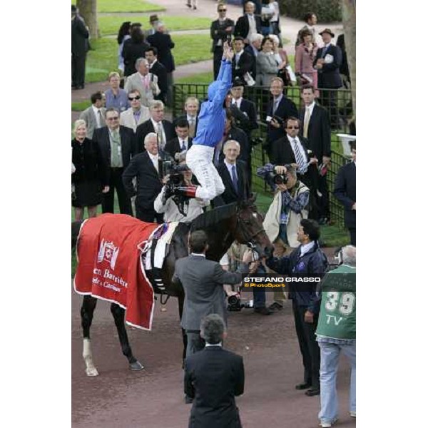 Frankie Dettori jumps from Caradak after winning Prix de La Foret Casino Barriere de Biarritz beating Linngari and Welsh Emperor Paris Longchamp, 30th sept. 2006 ph. Stefano Grasso