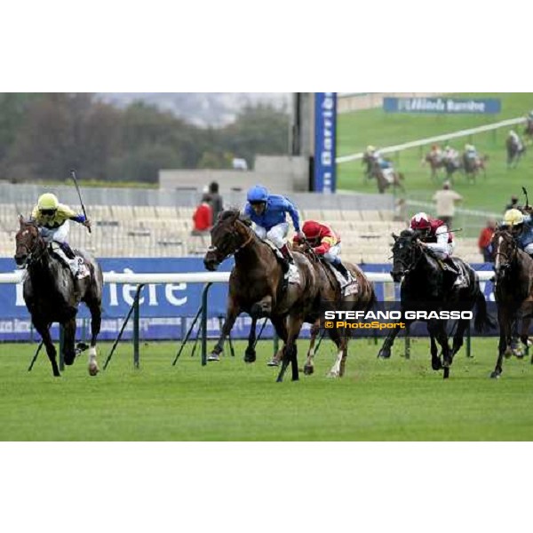 last meters for Frankie Dettori on Echo of Light winner of the Prix Daniel Wildenstein Castel Marie-Louise de la Baule. At his left Yutaka Take on Picaresque Coat Paris Longchamp, 30th sept. 2006 ph. Stefano Grasso