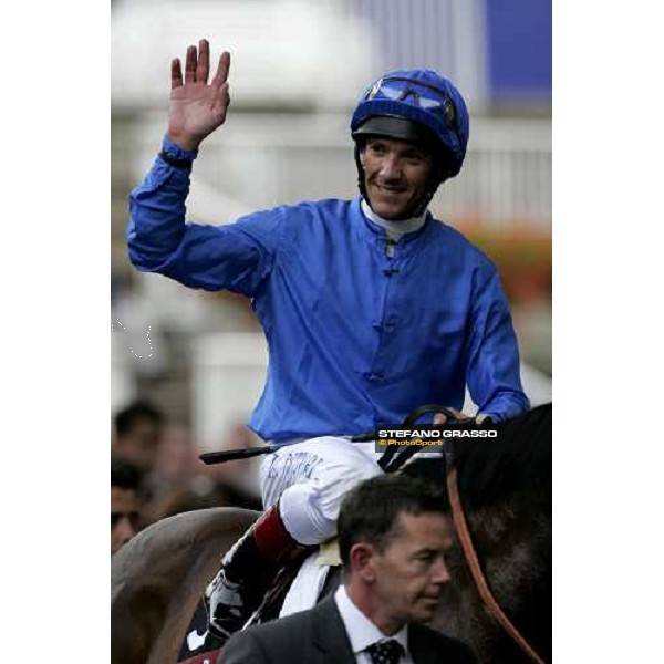 Frankie Dettori comes back in triumph after winning on Echo of Light the Prix Daniel Wildenstein Castel Marie-Louise de la Baule Paris Longchamp, 30th sept. 2006 ph. Stefano Grasso