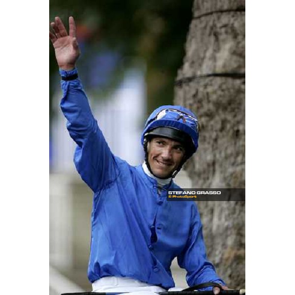 Frankie Dettori comes back in triumph after winning on Echo of Light the Prix Daniel Wildenstein Castel Marie-Louise de la Baule Paris Longchamp, 30th sept. 2006 ph. Stefano Grasso