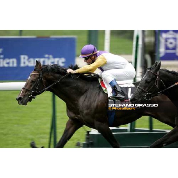 Olivier Peslier wins on Soldier Hollow the Prix du Casino Barriere de Toulouse beating Christophe Soumillon on Manduro Paris Longchamp, 30th sept. 2006 ph. Stefano Grasso