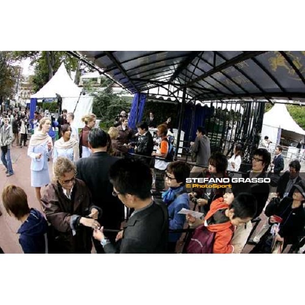 japanese Deep Impact supporters enter the Longchamp racecourse on sunday morning. Paris Longchamp, 1st october 2006 ph. Stefano Grasso