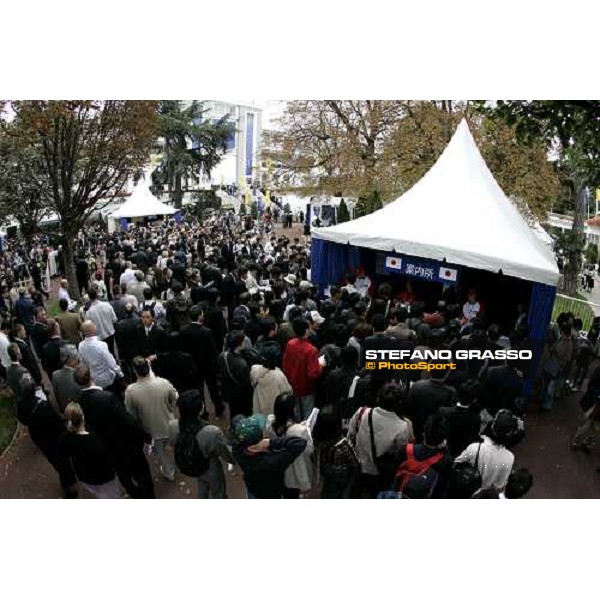 Japanese supporters of Deep impact queing for informations at Longchamp Paris Longchamp, 1st october 2006 ph. Stefano Grasso