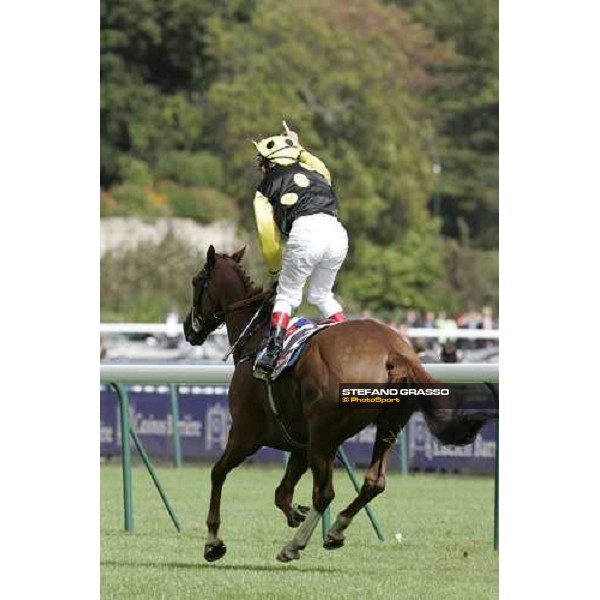 Frankie Dettori triumphing on Sergeant Cecil after winning Prix du Cadran Casino Les Princes Barriere de Cannes Paris Longchamp, 1st october 2006 ph. Stefano Grasso