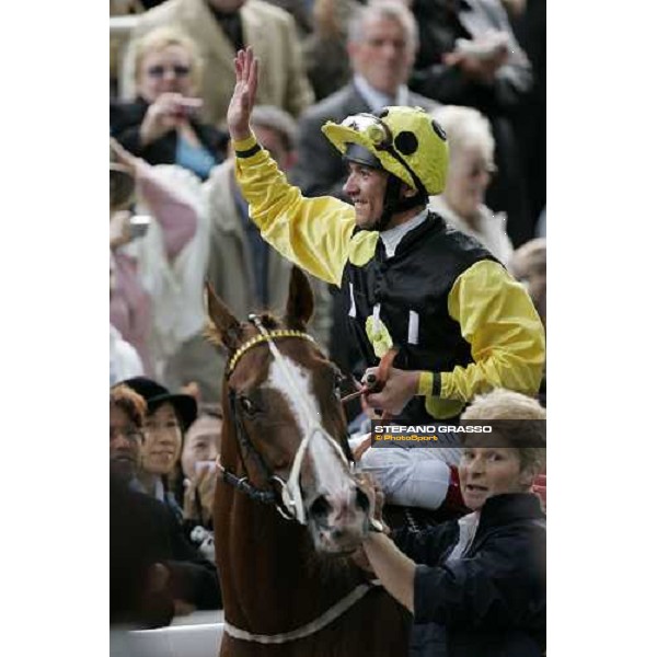 Frankie Dettori triumphing on Sergeant Cecil after winning Prix du Cadran Casino Les Princes Barriere de Cannes Paris Longchamp, 1st october 2006 ph. Stefano Grasso