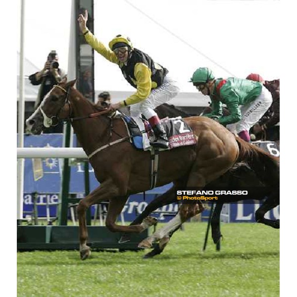 Frankie Dettori on Sergeant Cecil lwins Prix du Cadran Casino Les Princes Barriere de Cannes beating Christophe Soumillon on Shamdala Paris Longchamp, 1st october 2006 ph. Stefano Grasso