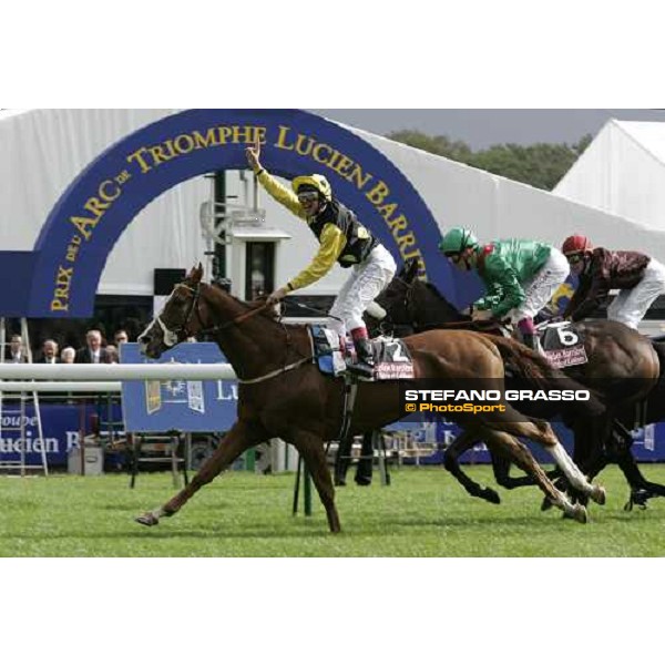 Frankie Dettori on Sergeant Cecil leads on Shamdala and Le Miracle and wins Prix du Cadran Casino Les Princes Barriere de Cannes Paris Longchamp, 1st october 2006 ph. Stefano Grasso