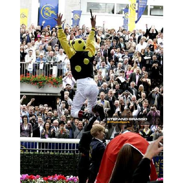 Frankie Dettori jumps from Sergeant Cecil after winning Prix du Cadran Casino Les Princes Barriere de Cannes Paris Longchamp, 1st october 2006 ph. Stefano Grasso