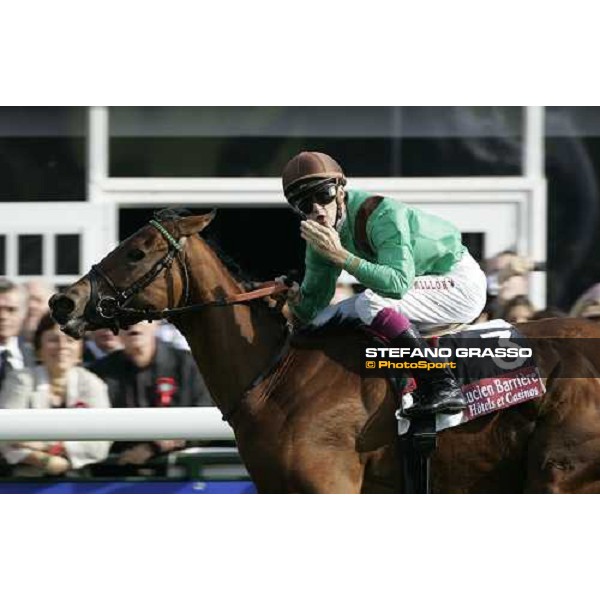 Christophe Soumillon on Mandesha send a kiss to thge public after winning the Prix de L\' Opera Casino Barriere d\'Enghien-Les-Bains Paris Longchamp, 1st october 2006 ph. Stefano Grasso