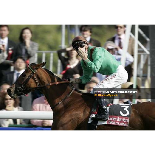 Christophe Soumillon on Mandesha send a kiss to thge public after winning the Prix de L\' Opera Casino Barriere d\'Enghien-Les-Bains Paris Longchamp, 1st october 2006 ph. Stefano Grasso