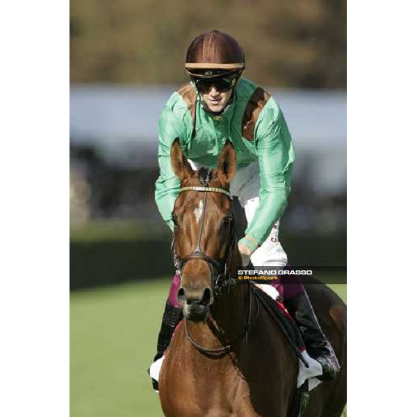 Christophe Soumillon comes back on Mandesha after winning the Prix de L\' Opera Casino Barriere d\'Enghien-Les-Bains Paris Longchamp, 1st october 2006 ph. Stefano Grasso