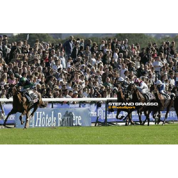 at 200 meters to the line Kevin Manning on Finsceal Beo leads and wins the Prix Marcel Boussac Criterium des Pouliches Royal Barriere de Deauville Paris Longchamp, 1st october 2006 ph. Stefano Grasso