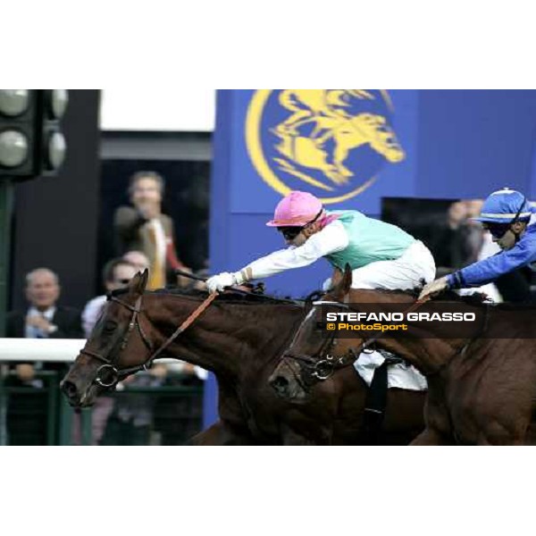 Stephane Pasquier on Rail Link wins the 85¡ Prix Arc de Triomphe Lucien Barriere beating Christophe Patrice Lemair on Pride Paris Longchamp, 1st october 2006 ph. Stefano Grasso