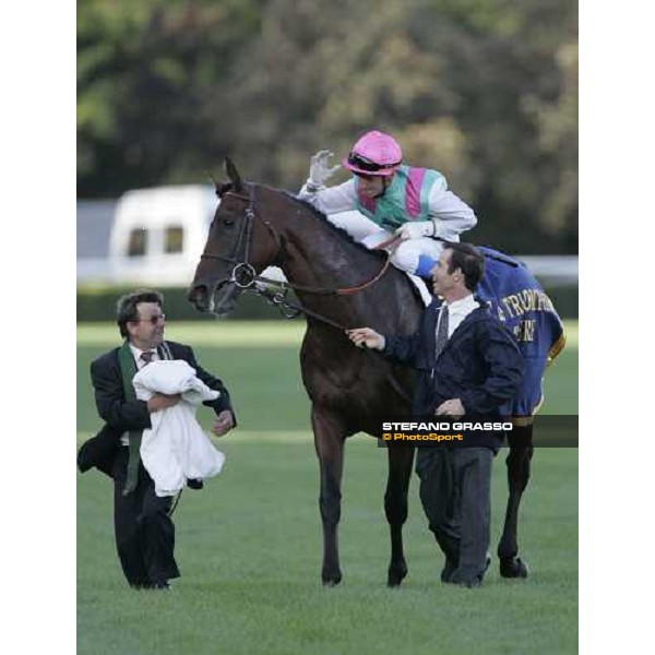 Stephane Pasquier congratulates with Rail Link after winning the 85¡ Prix Arc de Triomphe Lucien Barriere Paris Longchamp, 1st october 2006 ph. Stefano Grasso