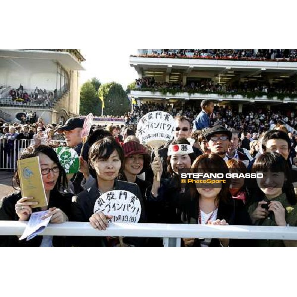 Japanese supporters of Deep Impact before the 85¡ PRix de l\' Arc de Triomphe Paris Longchamp, 1st october 2006 ph. Stefano Grasso