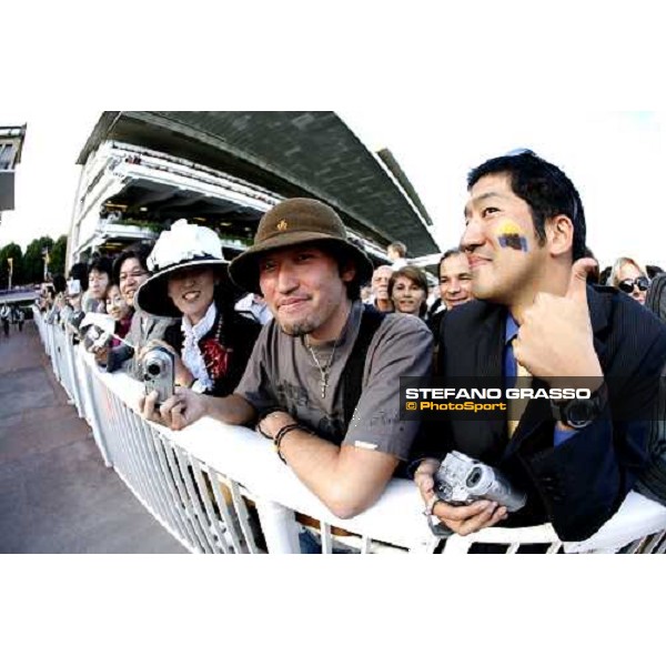 Japanese supporters of Deep Impact before the 85¡ PRix de l\' Arc de Triomphe Paris Longchamp, 1st october 2006 ph. Stefano Grasso