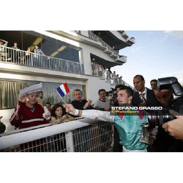 stephane Pasquier triumphing after winning the 85¡ PRix de l\' Arc de Triomphe Paris Longchamp, 1st october 2006 ph. Stefano Grasso