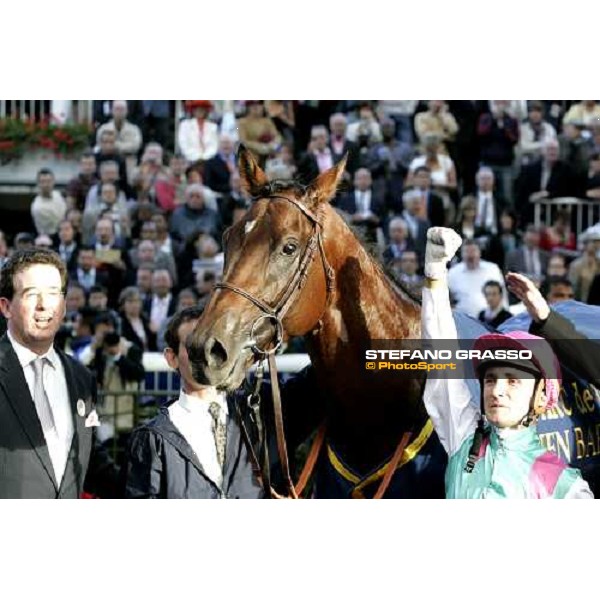 in the winner circle of 85¡ Prix Arc de Triomphe Lucien Barriere, Stephane Pasquier with Rail Link and Lord Teddy Grimthorpe racing manager of Khalid Abdullah Paris Longchamp, 1st october 2006 ph. Stefano Grasso