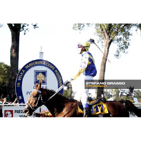 Josef Bartos on Decent Fellow wins the 116¡ Velka pardubicka Ceske Pojistovny Pardubice, 8th october 2006 ph. Stefano Grasso
