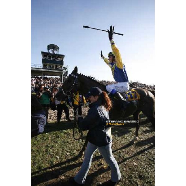 Josef Bartos exulting on Decent Fellow after the triumph in the 116¡ Velka pardubicka Ceske Pojistovny Pardubice, 8th october 2006 ph. Stefano Grasso